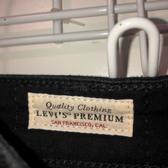 Levi’s 721 High Rise Skinny Jeans in black - Picture 5 of 5